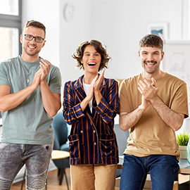 Gruppe von Freunden/Kollegen feiert im Freien