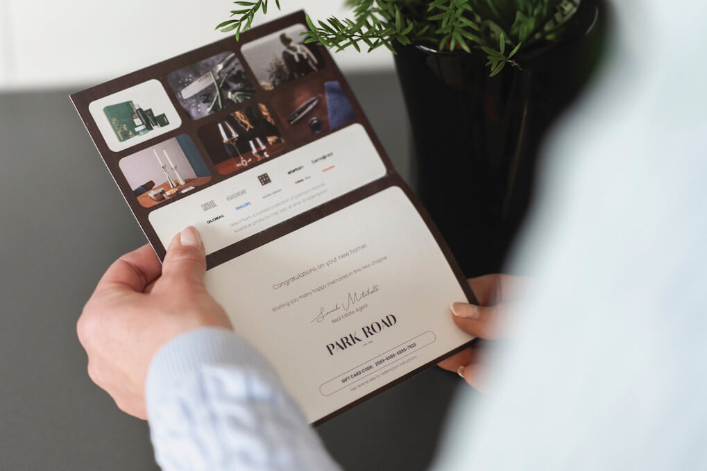 Geöffnete Geschenkkarte in der Hand