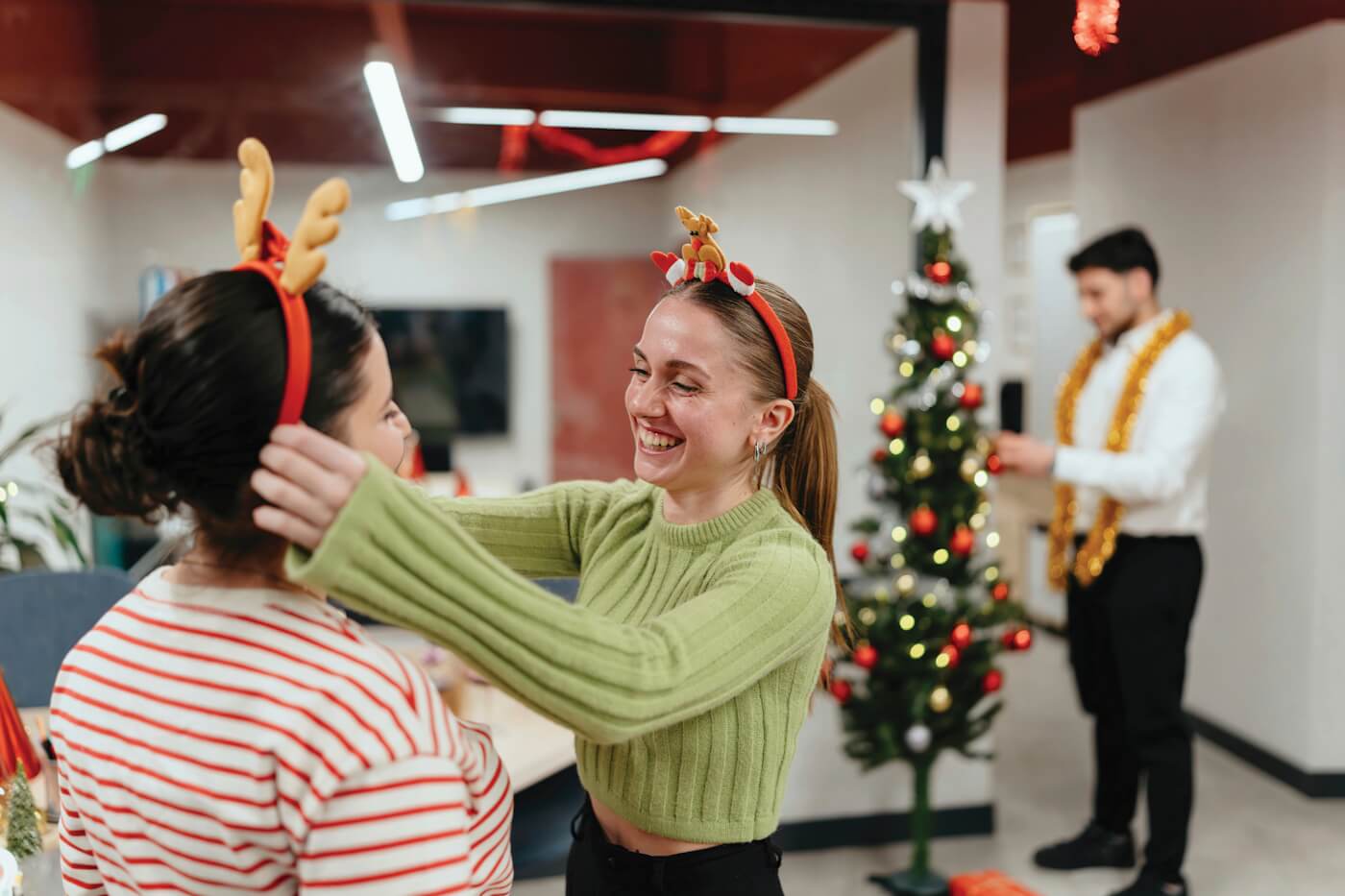 Kolleginnen bei einem Firmenevent